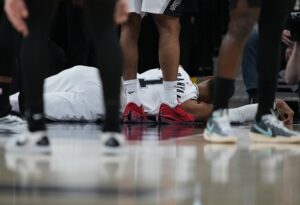 سقوط مرعب للاعب في الدور الأمريكي لكرة السلة (NBA).. فيديوخاص بموقع جول العرب