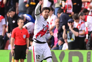 لاعب مغربي يتصدر الاحتفالات بالعلم الفلسطيني في دوري المؤتمر الأوروبيخاص بموقع جول العرب